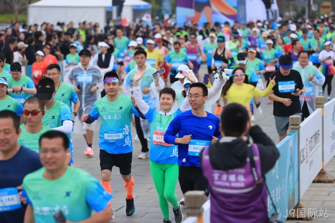 全球首个，人形机器人“跑团”在亦庄！2025北京亦庄半程马拉松暨人形机器人半程马
